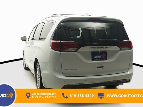 Used 2020 Chrysler Pacifica Touring-L FWD image 17