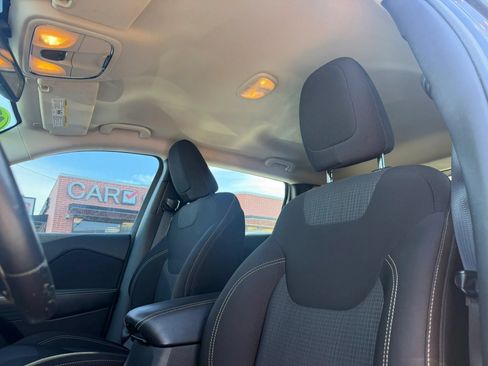 Used 2015 Jeep Cherokee Latitude FWD image 9