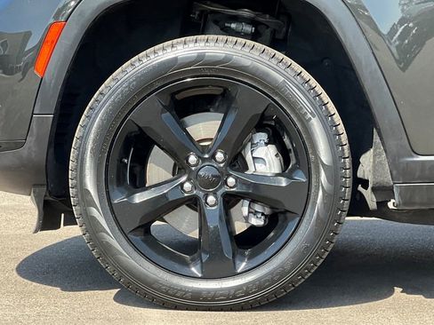 Used 2024 Jeep Grand Cherokee L Limited w/ Black Appearance Package image 26