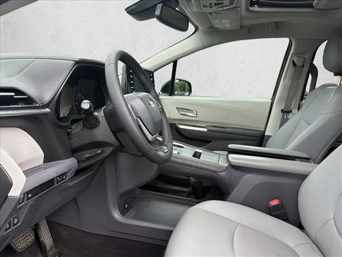 Used 2021 Toyota Sienna XLE FWD image 12