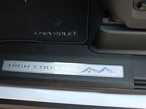 New 2026 Chevrolet Suburban High Country image 25