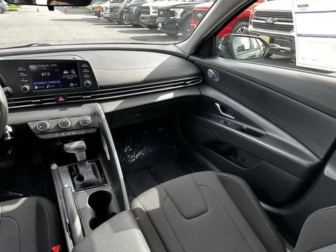 Used 2023 Hyundai Elantra SE FWD image 17