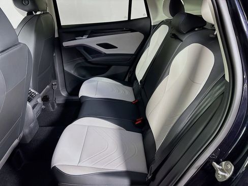 New 2025 Volkswagen Tiguan SE image 19