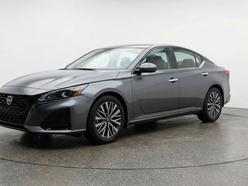 Used 2025 Nissan Altima 2.5 SV FWD image 3