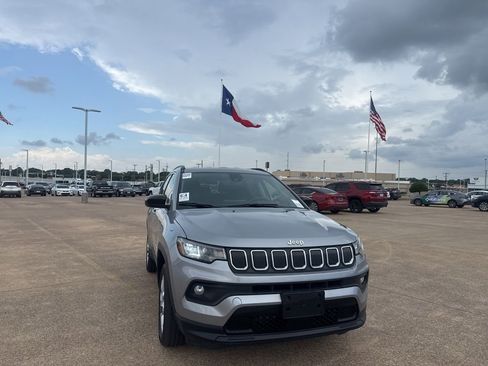 Used 2022 Jeep Compass Latitude AWD/4WD image 3