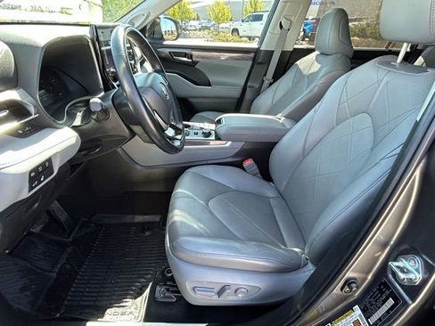 Used 2023 Toyota Highlander Platinum image 13