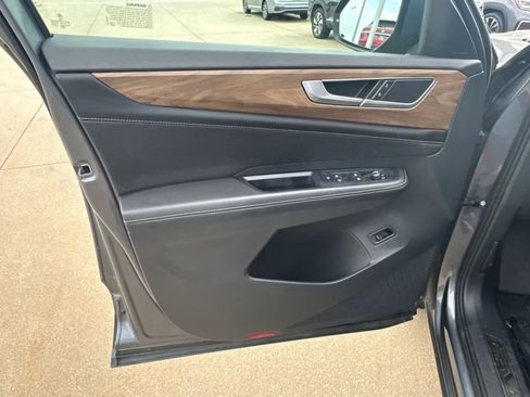 Certified 2025 Volkswagen Atlas SE image 22