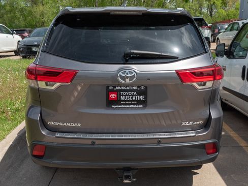 Used 2019 Toyota Highlander XLE AWD/4WD image 6