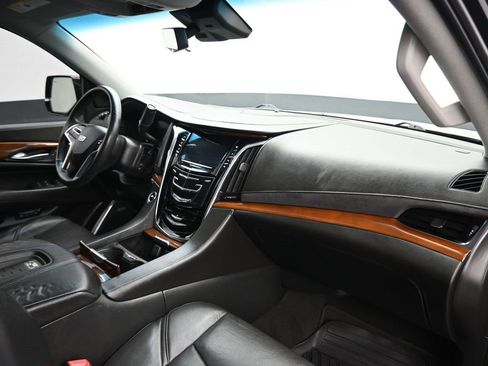 Used 2017 Cadillac Escalade ESV Luxury image 59