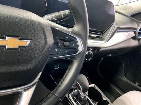 Used 2025 Chevrolet Trax LT w/ LT Convenience Package FWD image 24