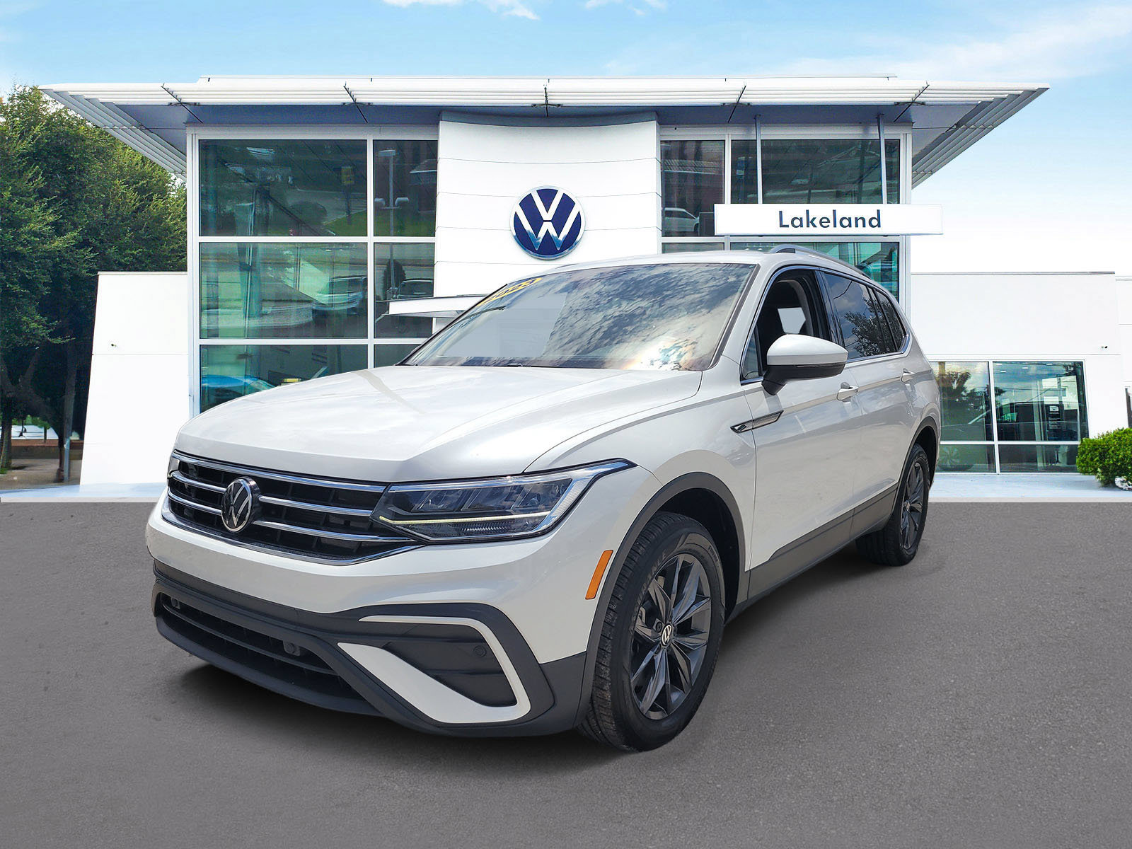 Used 2023 Volkswagen Tiguan SE FWD image 2