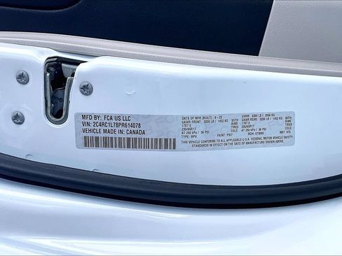 Used 2023 Chrysler Pacifica Touring-L FWD image 19