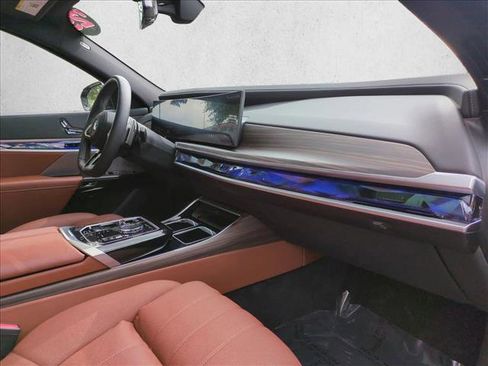 Used 2025 BMW 750e xDrive AWD/4WD image 24