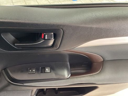Used 2019 Toyota Highlander LE AWD/4WD image 10