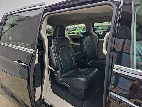 Used 2024 Chrysler Pacifica Touring-L image 72
