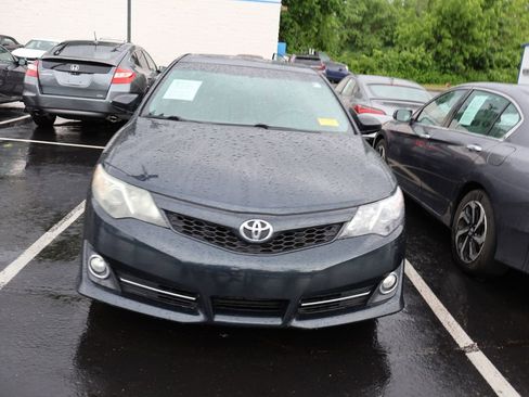 Used 2014 Toyota Camry SE FWD image 2