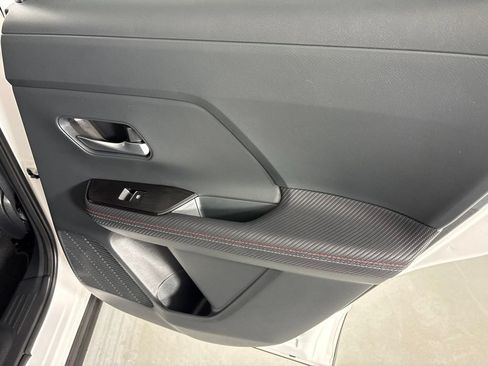 Certified 2025 Nissan Kicks SR FWD image 17