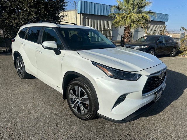 Used 2023 Toyota Highlander XLE AWD/4WD image 16