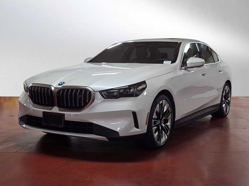 Used 2024 BMW i5 eDrive40i w/ Premium Package image 3