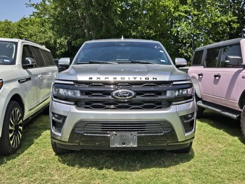 Used 2024 Ford Expedition Limited RWD image 2