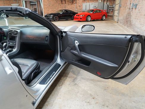 Used 2006 Chevrolet Corvette Coupe w/ Preferred Equipment Group RWD image 46