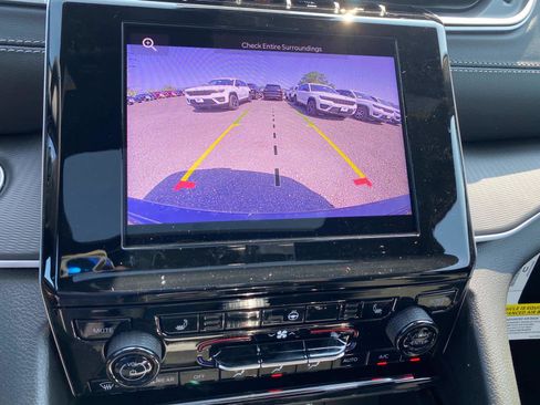 New 2025 Jeep Grand Cherokee Altitude image 11