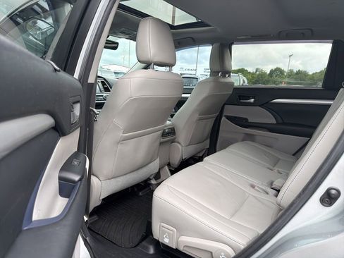 Used 2017 Toyota Highlander XLE AWD/4WD image 16