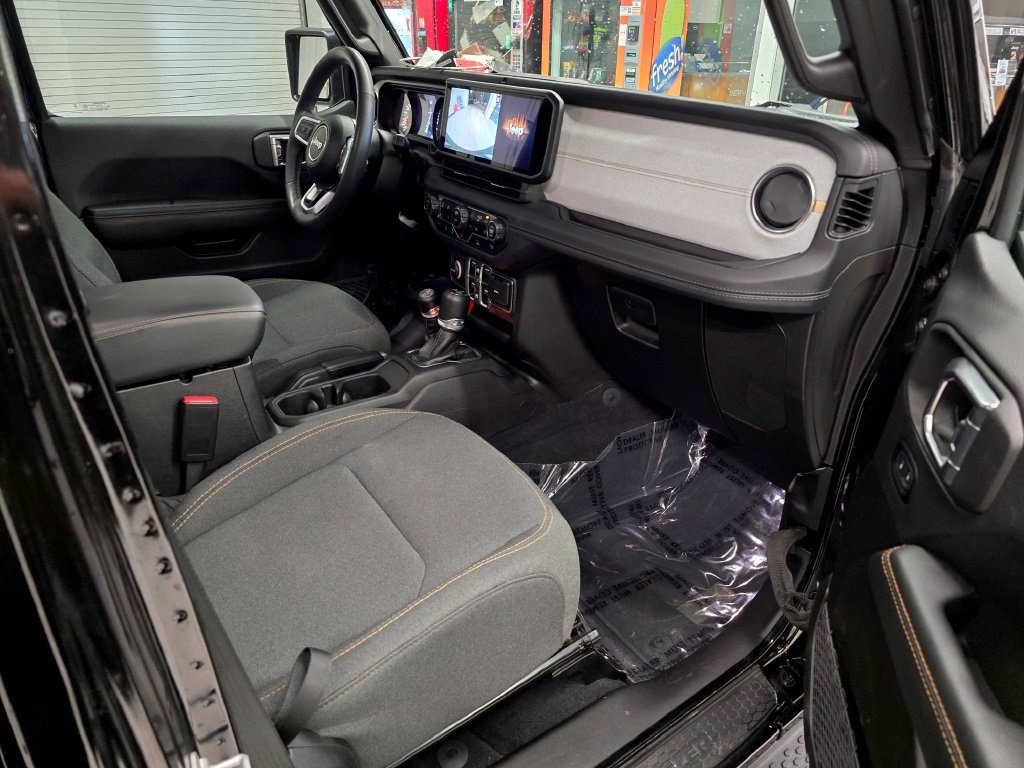 Used 2025 Jeep Wrangler Unlimited Sahara AWD/4WD image 29