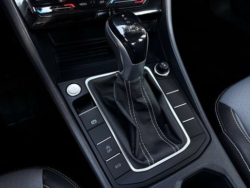 Used 2025 Volkswagen Jetta SE FWD image 23