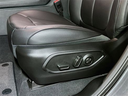 New 2025 Jeep Grand Cherokee Limited w/ Luxury Tech Group II image 13