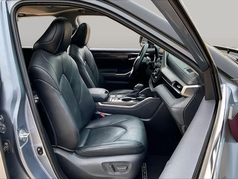 Used 2020 Toyota Highlander Limited FWD image 9