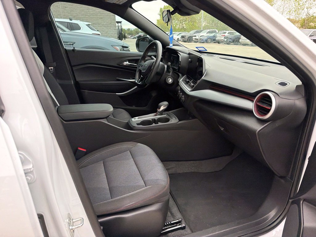 Used 2025 Chevrolet Trax RS w/ Driver Confidence Package FWD image 15