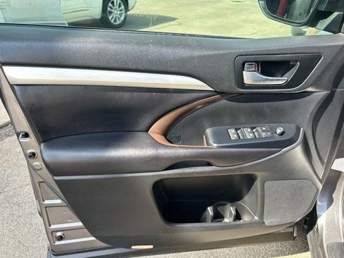 Used 2019 Toyota Highlander XLE FWD image 11