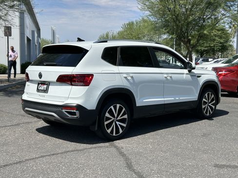 Certified 2024 Volkswagen Taos SE FWD image 4