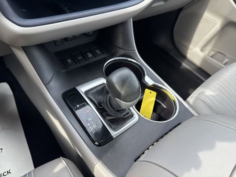 Used 2018 Toyota Highlander Plus AWD/4WD image 16
