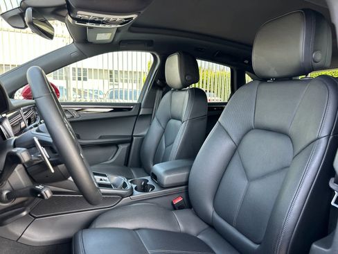 Certified 2025 Porsche Macan AWD/4WD image 5