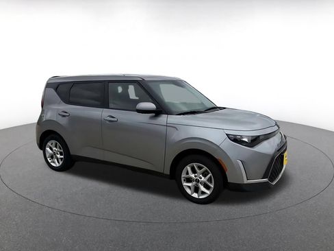 Used 2025 Kia Soul LX w/ LX Technology Package FWD image 2