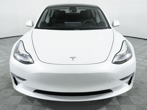 Used 2020 Tesla Model 3 Standard Range Plus image 2