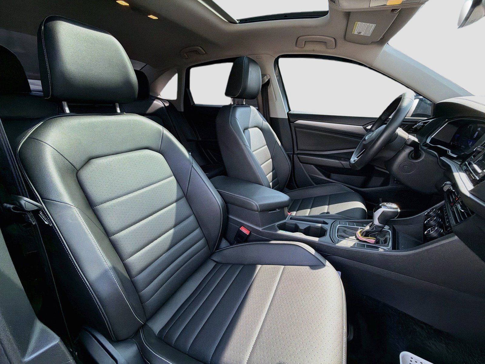 Used 2024 Volkswagen Jetta SE FWD image 17