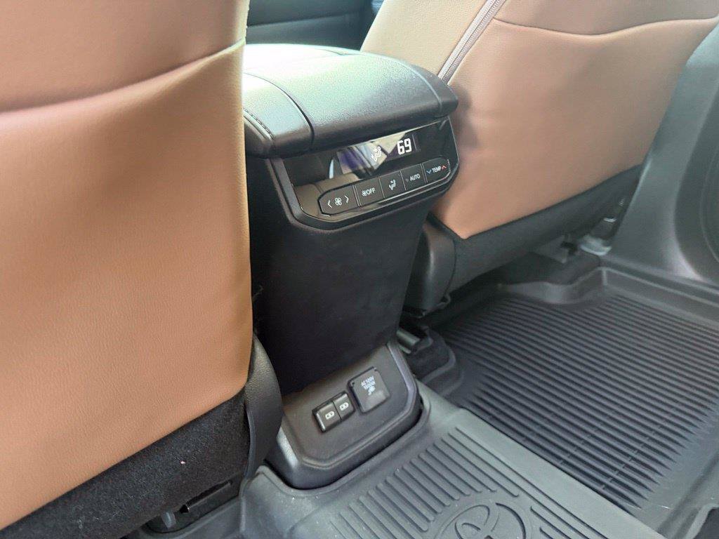 Used 2025 Toyota Highlander Limited AWD/4WD image 16