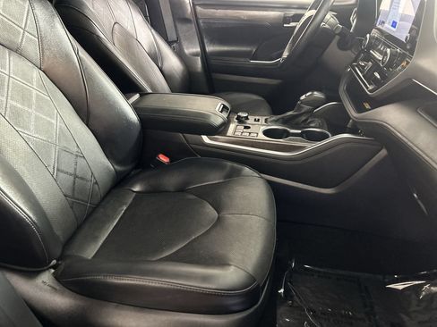 Used 2025 Toyota Highlander Platinum AWD/4WD image 27