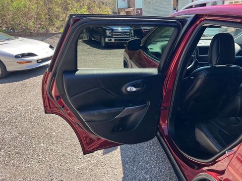 Used 2019 Jeep Cherokee Latitude Plus w/ Cold Weather Group image 17