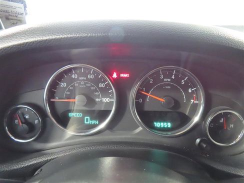 Used 2014 Jeep Wrangler Rubicon w/ Power Convenience Group image 17