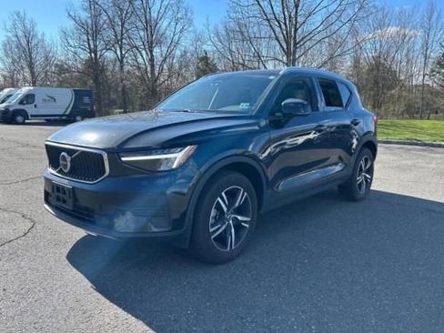 Used 2023 Volvo XC40 B5 Core w/ Convenience Package image 2