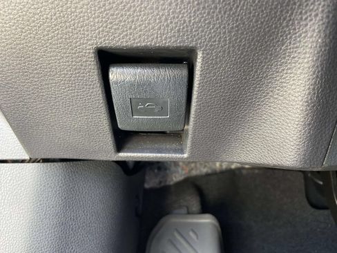 Used 2025 Toyota Corolla Cross LE FWD image 31