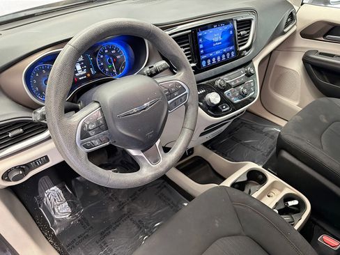Used 2017 Chrysler Pacifica Touring FWD image 7