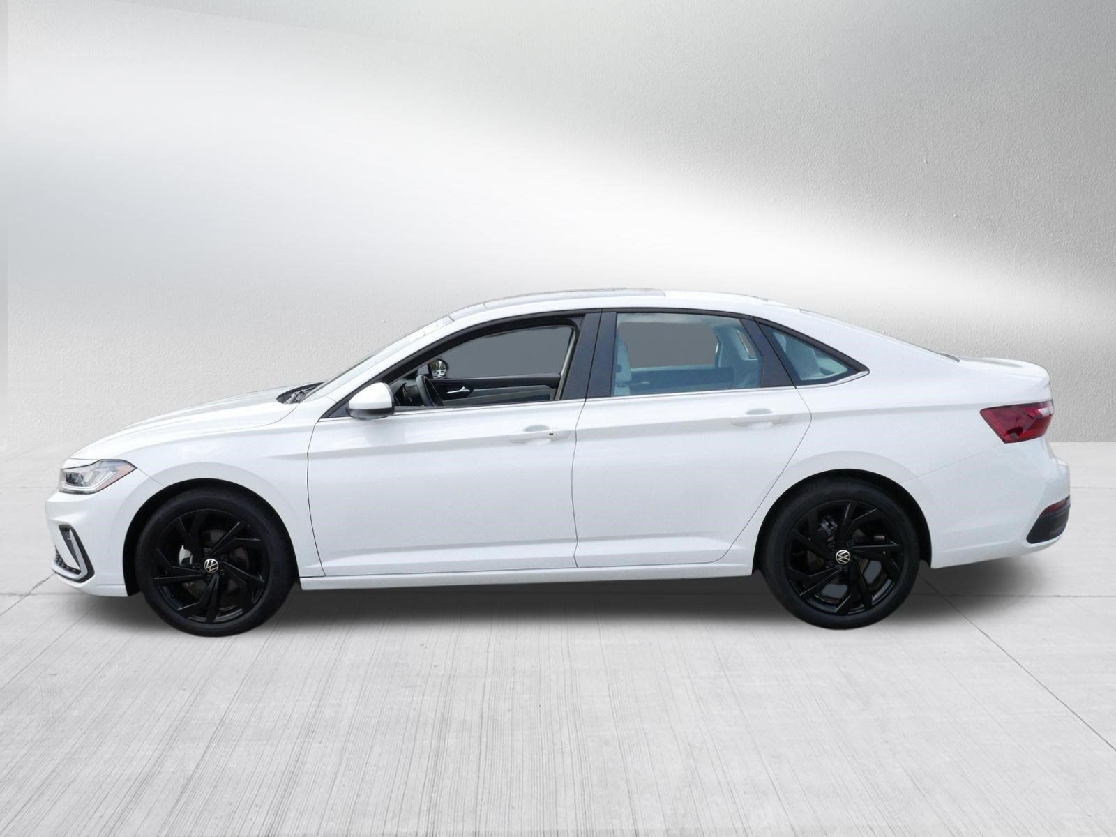 Certified 2025 Volkswagen Jetta SE w/ Sunroof Package FWD image 4