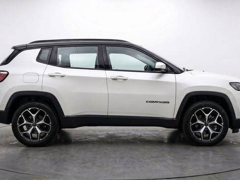 Used 2025 Jeep Compass Limited image 11