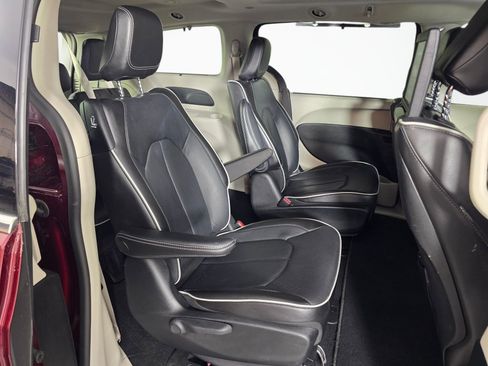 Used 2022 Chrysler Pacifica Limited w/ Uconnect Theater Family Group FWD image 45