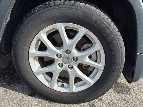 Used 2018 Jeep Cherokee Latitude w/ Cold Weather Group image 21